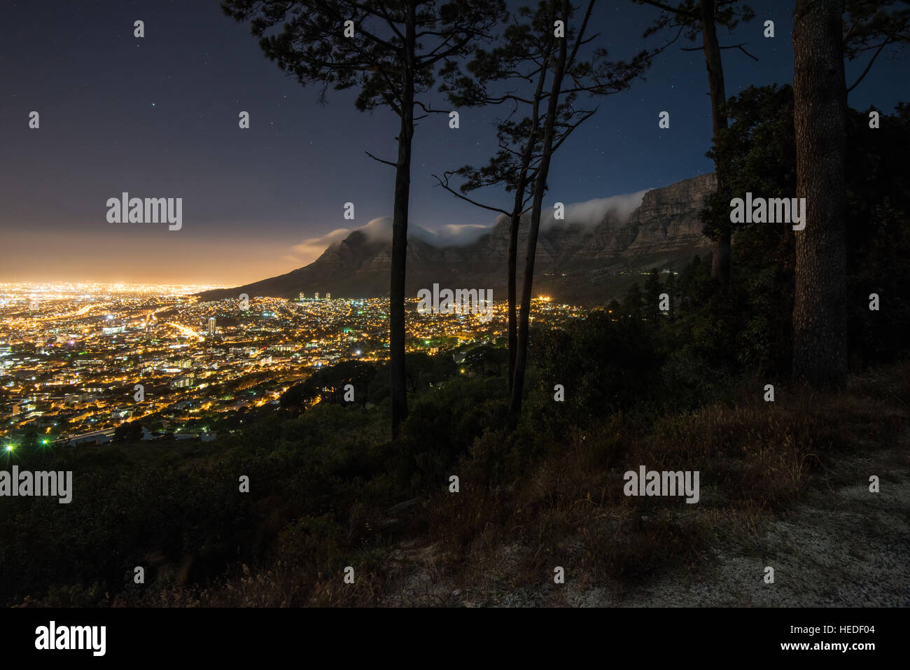 Ville de Cape Town et la montagne de la table de nuit Photo Stock - Alamy