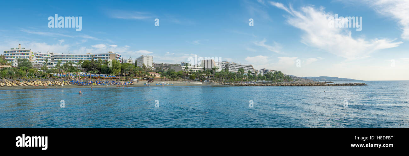 Limassol, Chypre - 25 octobre 2016 : les personnes bénéficiant de la plage par une chaude journée ensoleillée sur une plage à Limassol Banque D'Images