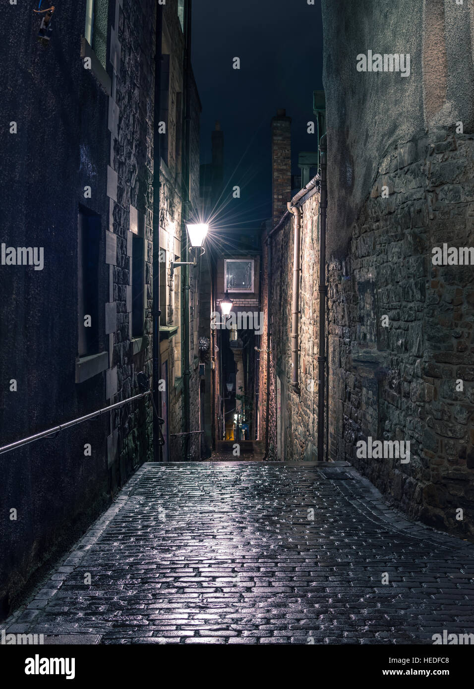 Ruelle étroite à Édimbourg Photo Stock - Alamy