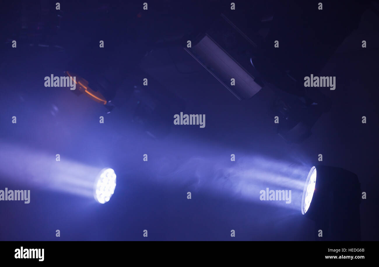 Projecteurs colorés avec des poutres apparentes et smike dans l'obscurité, l'éclairage stade de fond photo Banque D'Images