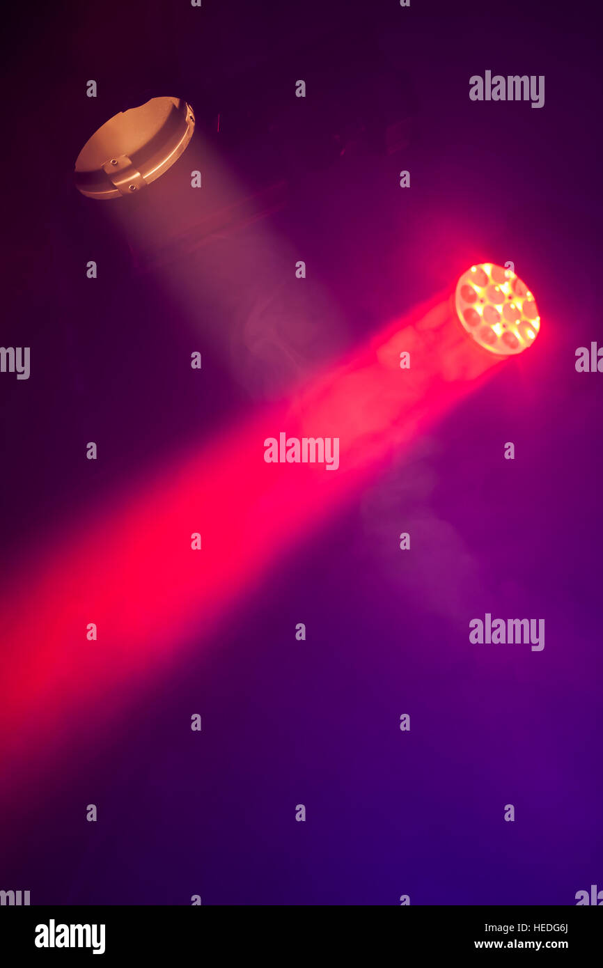 Projecteurs stade avec de la fumée dans les poutres, l'étape de l'équipement d'éclairage, photo verticale Banque D'Images
