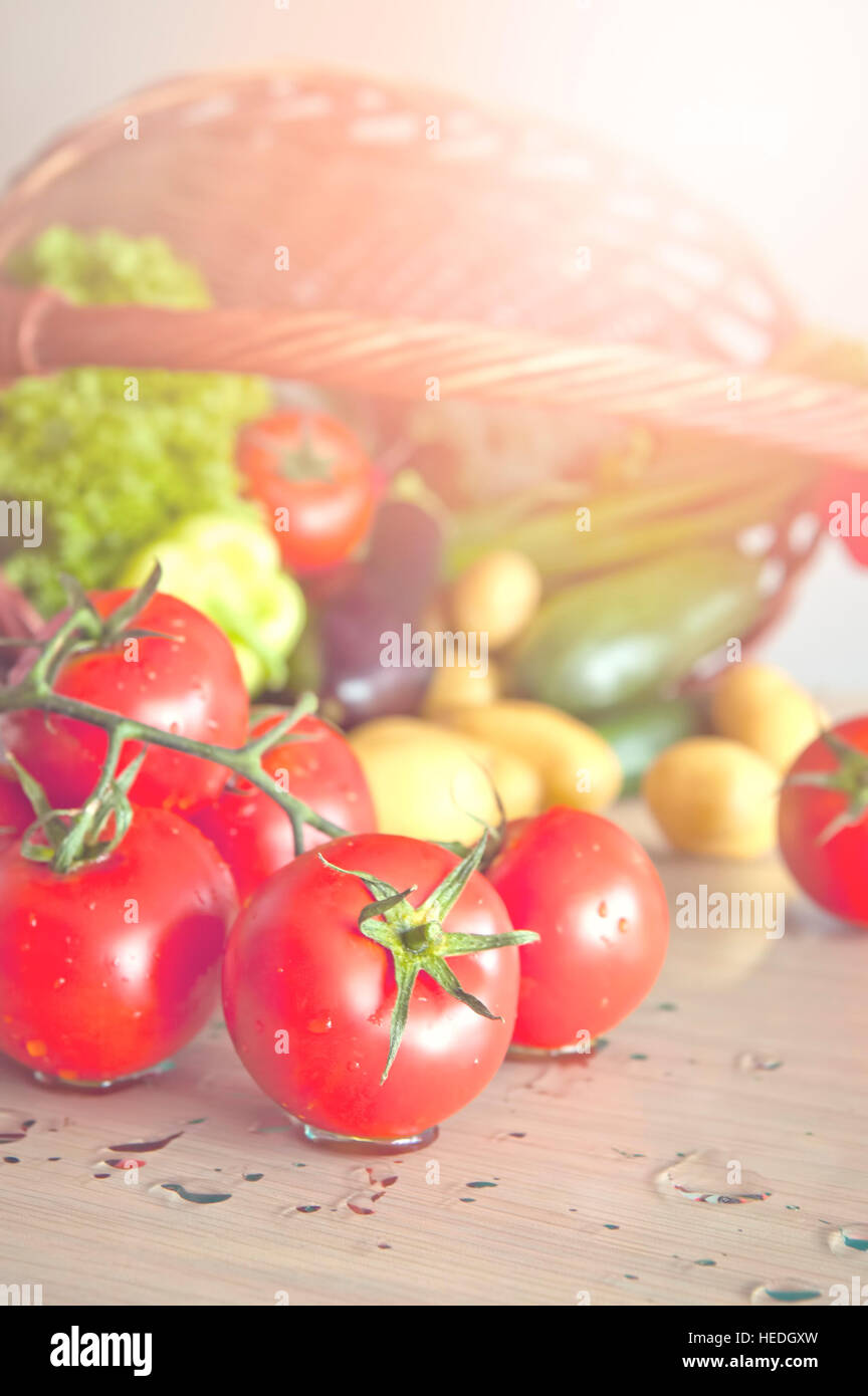 Les légumes frais et mûrs disposés dans un panier. Soins de santé concept. Banque D'Images