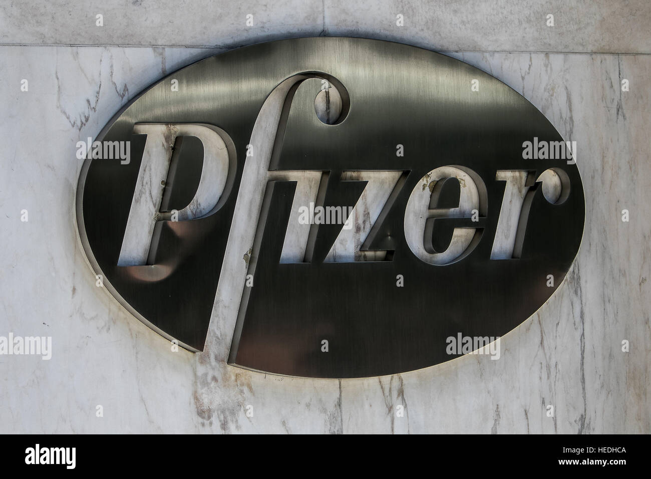 Pfizer signe sur le mur extérieur de leur siège à Manhattan. Banque D'Images
