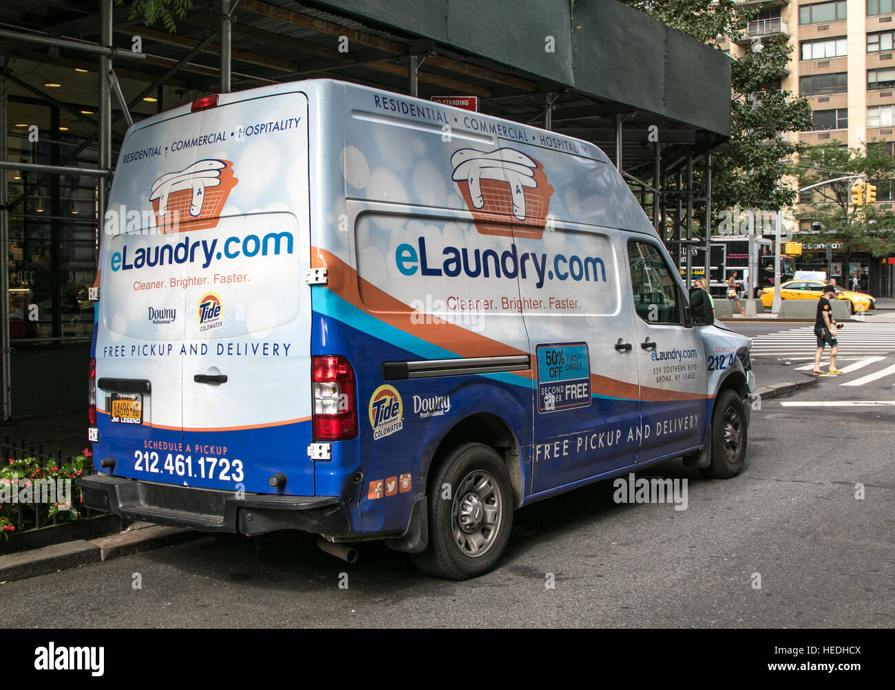 Un eLaundry van park dans la rue à Manhattan. Banque D'Images