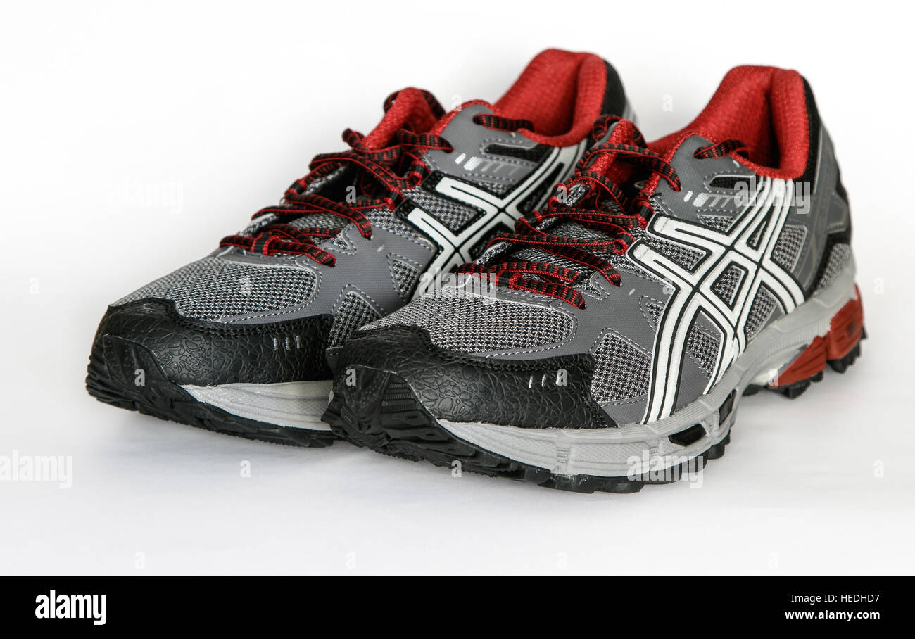 Une paire de chaussures de course Asics tout nouveau isolé sur blanc. Banque D'Images