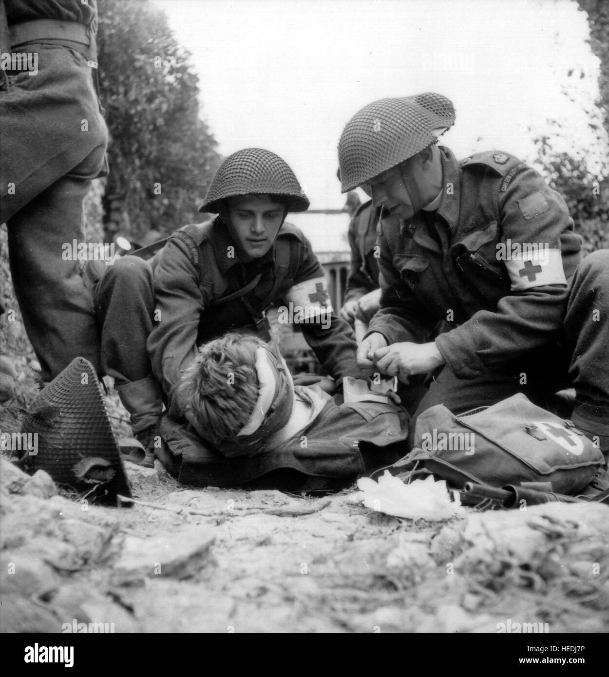 Normandie, France, juin 1944. Médecins et infirmières secourir les soldats blessés des combats en Normandie, la seconde guerre mondiale Banque D'Images