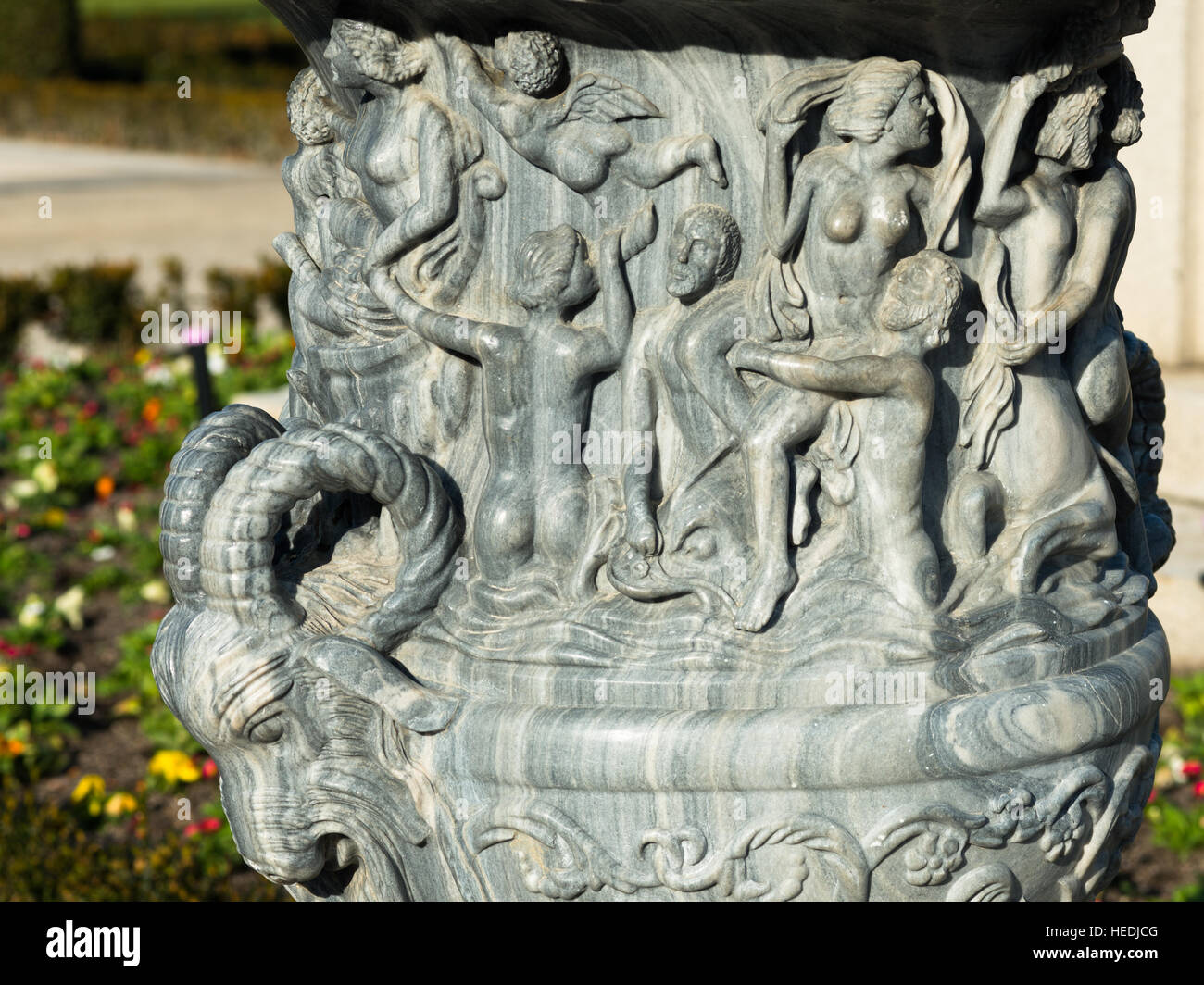 Sculpture détaillée sur une urne dans le parc du Retiro, Madrid, Espagne. Banque D'Images