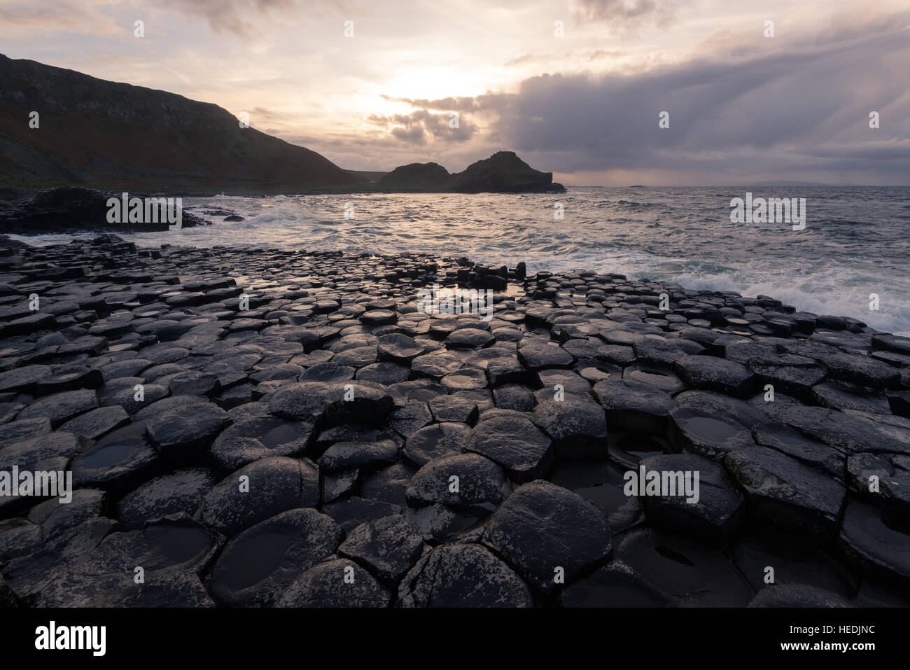 Giant's Causeway est un hot spot touristique dans l'Irlande du Nord. La région est une curiosité géologique, créé par des colonnes de basalte d'enclenchement. Banque D'Images Giant's Causeway est un hot spot touristique dans l'Irlande du Nord. La région est une curiosité géologique, créé par des colonnes de basalte d'enclenchement. Banque D'Images