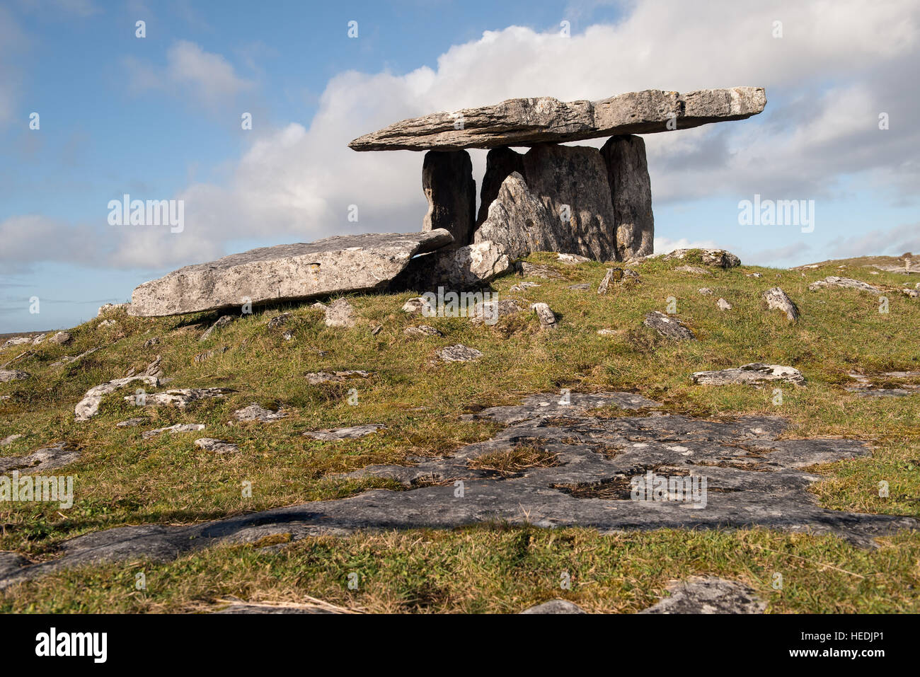 Dolmen de Poulnabrone portal est un neolotic tombeau situé dans le Burren, comté de Clare, Irlande. Banque D'Images Dolmen de Poulnabrone portal est un neolotic tombeau situé dans le Burren, comté de Clare, Irlande. Banque D'Images