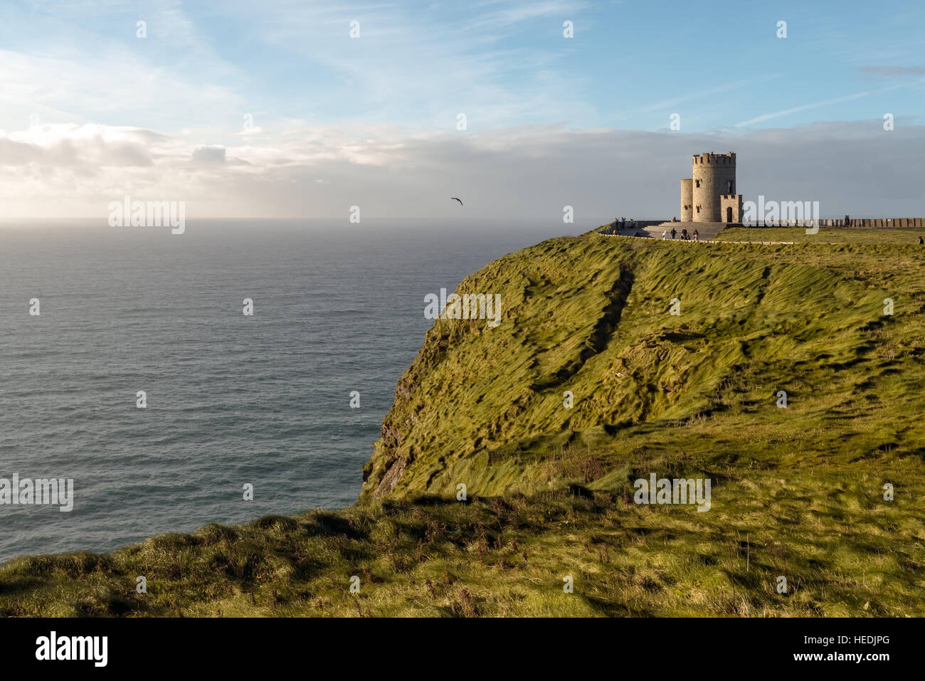 Vue panoramique d'un paysage marin avec O'Brien Tower at les Falaises de Moher, Irlande Banque D'Images Vue panoramique d'un paysage marin avec O'Brien Tower at les Falaises de Moher, Irlande Banque D'Images