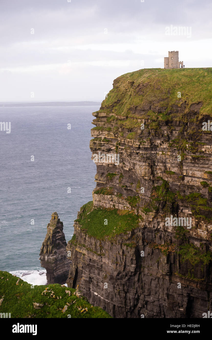 Panoramique vertical shot d'un paysage marin avec O'Brien Tower at les Falaises de Moher, Irlande Banque D'Images Panoramique vertical shot d'un paysage marin avec O'Brien Tower at les Falaises de Moher, Irlande Banque D'Images