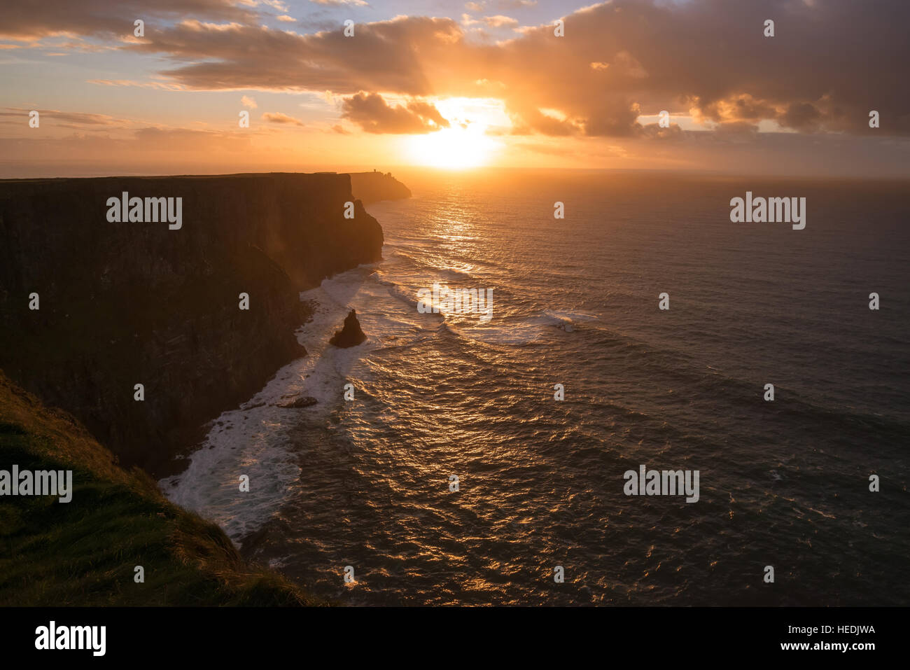 Les falaises de Moher en Irlande au coucher du soleil, tourné contre la lumière Banque D'Images