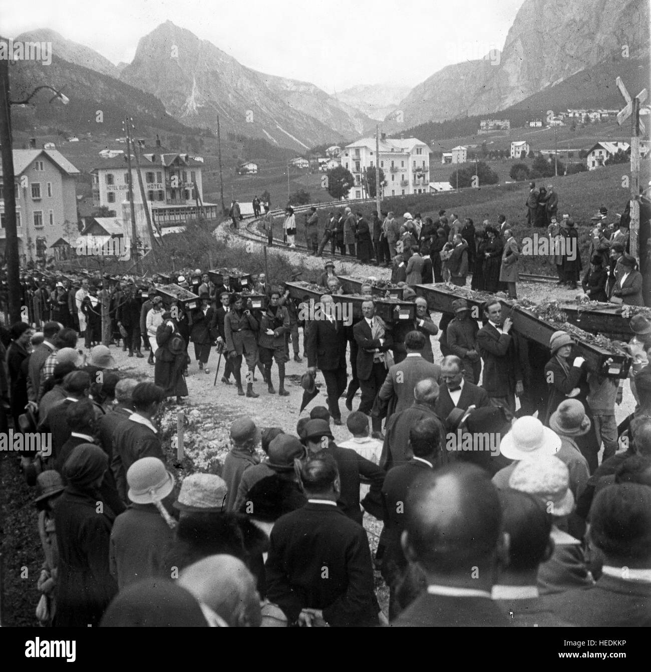 Cortina d'Apezzo Italie 1921 funérailles de masse corps de soldats italiens récupérés dans des tombes alpines après la grande guerre Banque D'Images