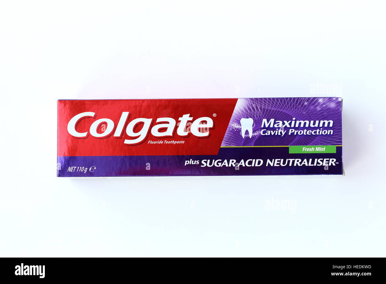 Dentifrice Colgate Cavity Protection maximale contre isolé sur fond blanc Banque D'Images