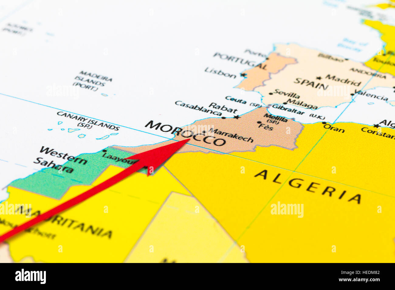 Flèche rouge pointant le Maroc sur la carte de l'Afrique continent Banque D'Images