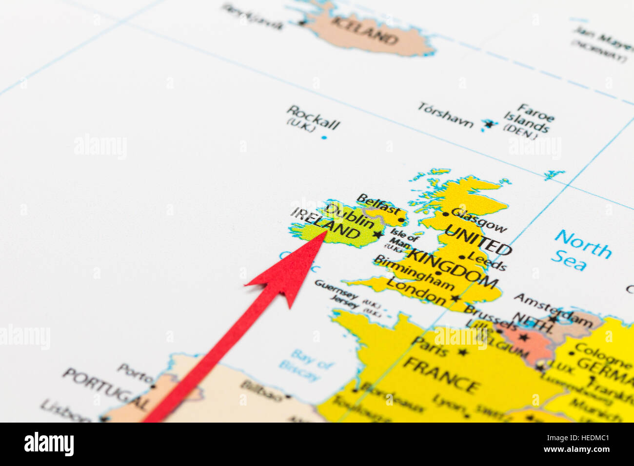 Fleche Rouge Pointant L Irlande Sur La Carte De L Europe Continent Photo Stock Alamy