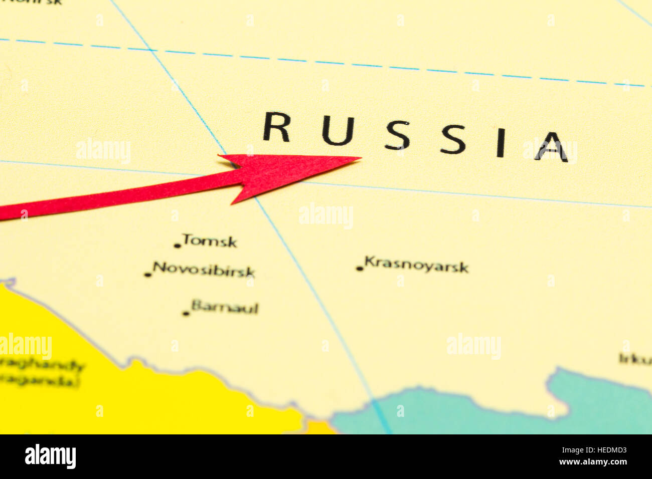 Flèche rouge pointant la Russie sur le plan de l'Europe continent Banque D'Images