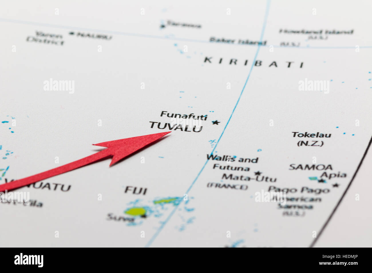 Flèche rouge pointant tuvalu sur la carte de l'océan pacifique Banque D'Images