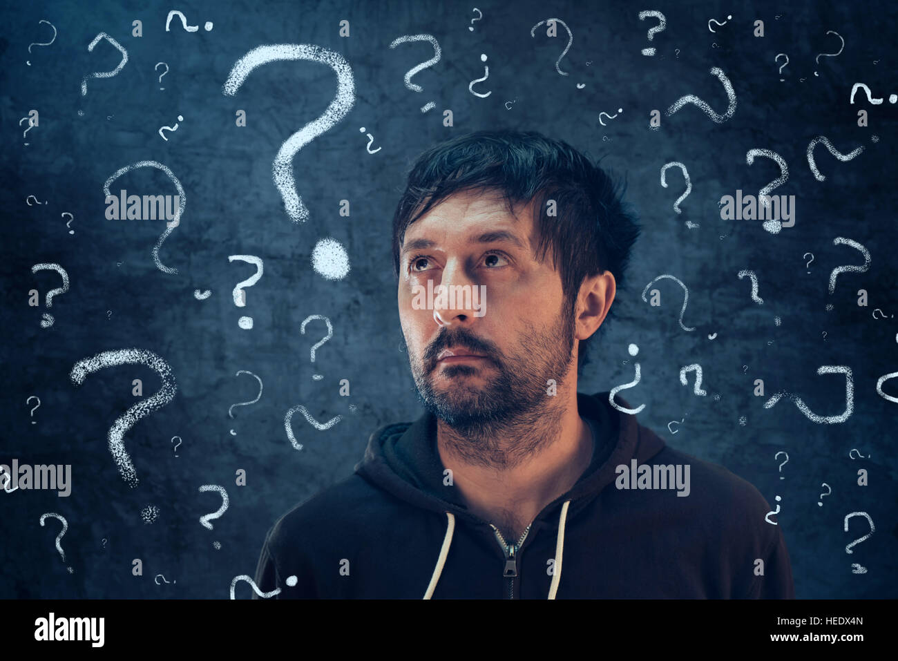 L'homme confus avec tant de questions