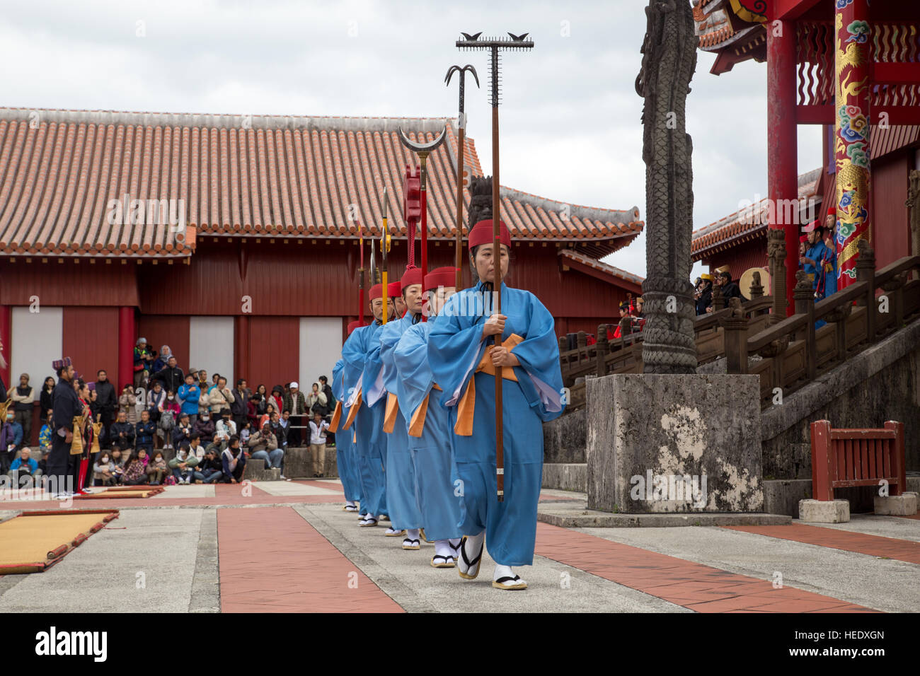 L'Okinawa, Japon - janvier 02, 2015 : s'habille les gens effectuant un spectacle à la traditionnelle fête du Nouvel An au château de Shuri-jo Banque D'Images