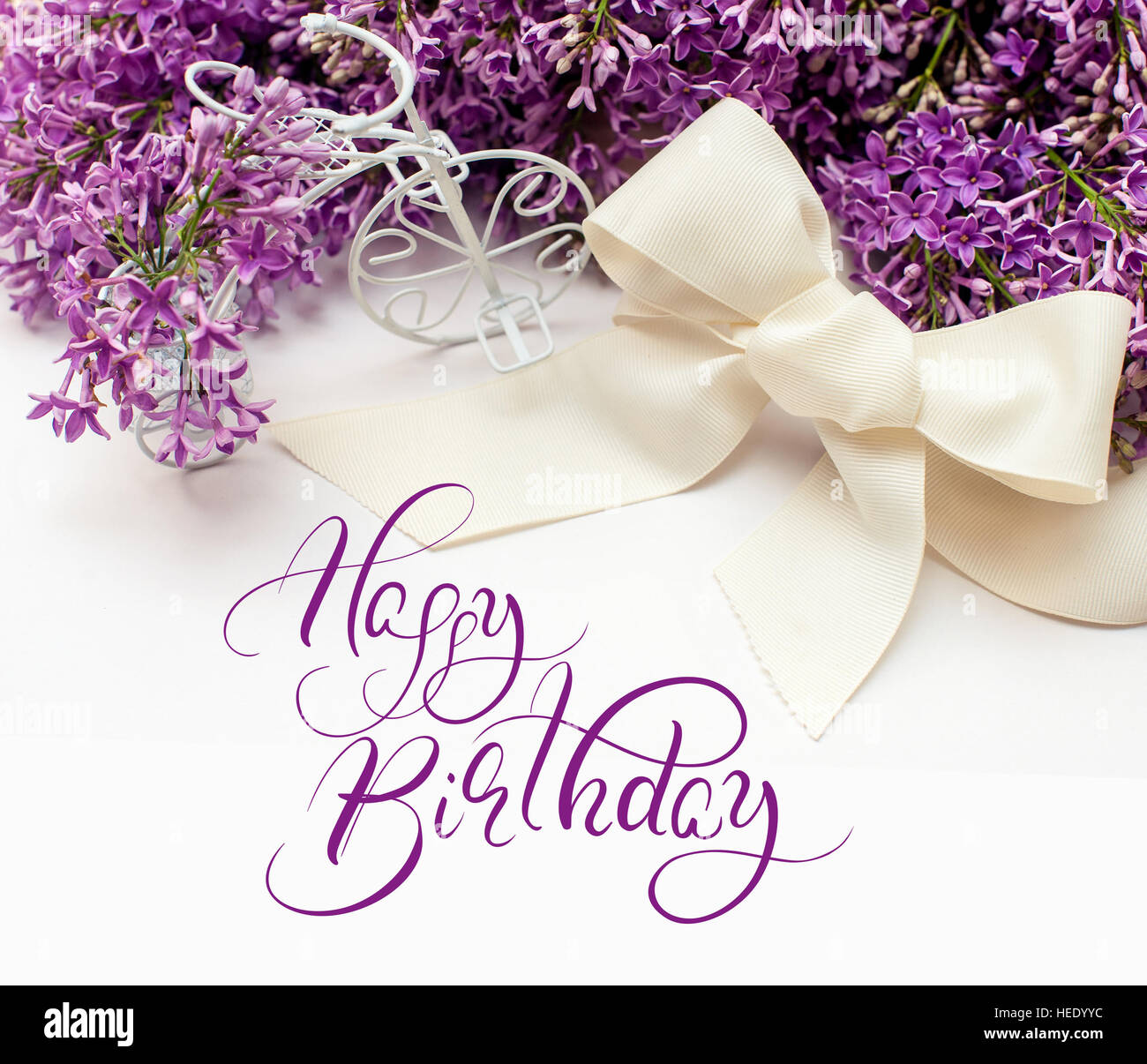 Illustration de bouquet de lys lilas avec texte Joyeux anniversaire. Lettrage calligraphie Banque D'Images