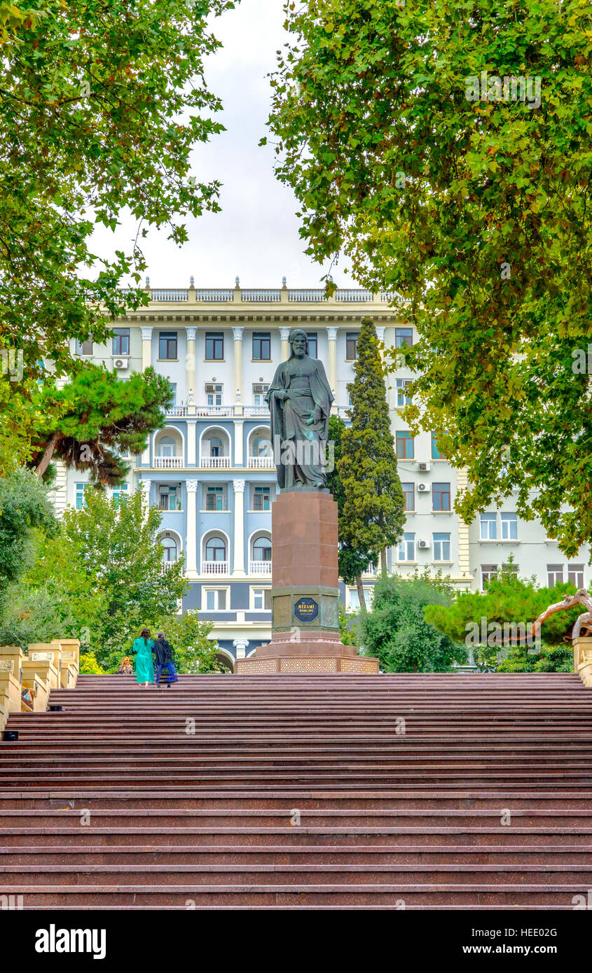 BAKU, Azerbaïdjan - 23 SEPTEMBRE : Les gens qui marchent sur l'escalier à Nizami park à Bakou. Nizami street est un quartier commerçant. Septembre 2016 Banque D'Images