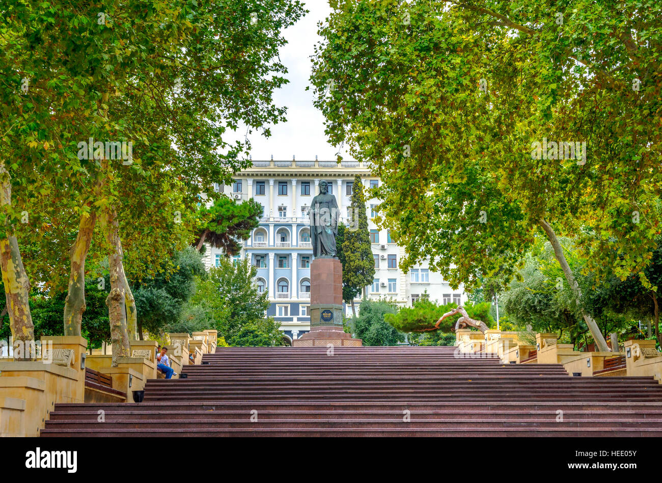 BAKU, Azerbaïdjan - 23 SEPTEMBRE : Les gens qui marchent sur l'escalier à Nizami park à Bakou. Nizami street est un quartier commerçant. Septembre 2016 Banque D'Images