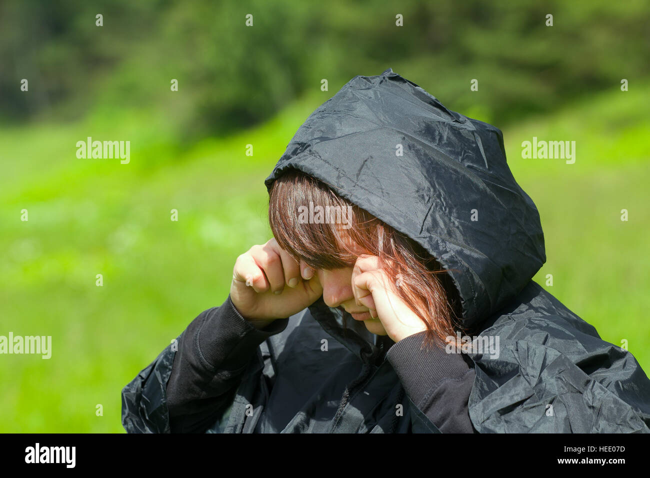 Les vetements appropries a la meteo. Avant la pluie. Fille du nord de l apparence slaves sur marche en impermeable. En arriere plan de prairies de plaine Photo Stock Alamy