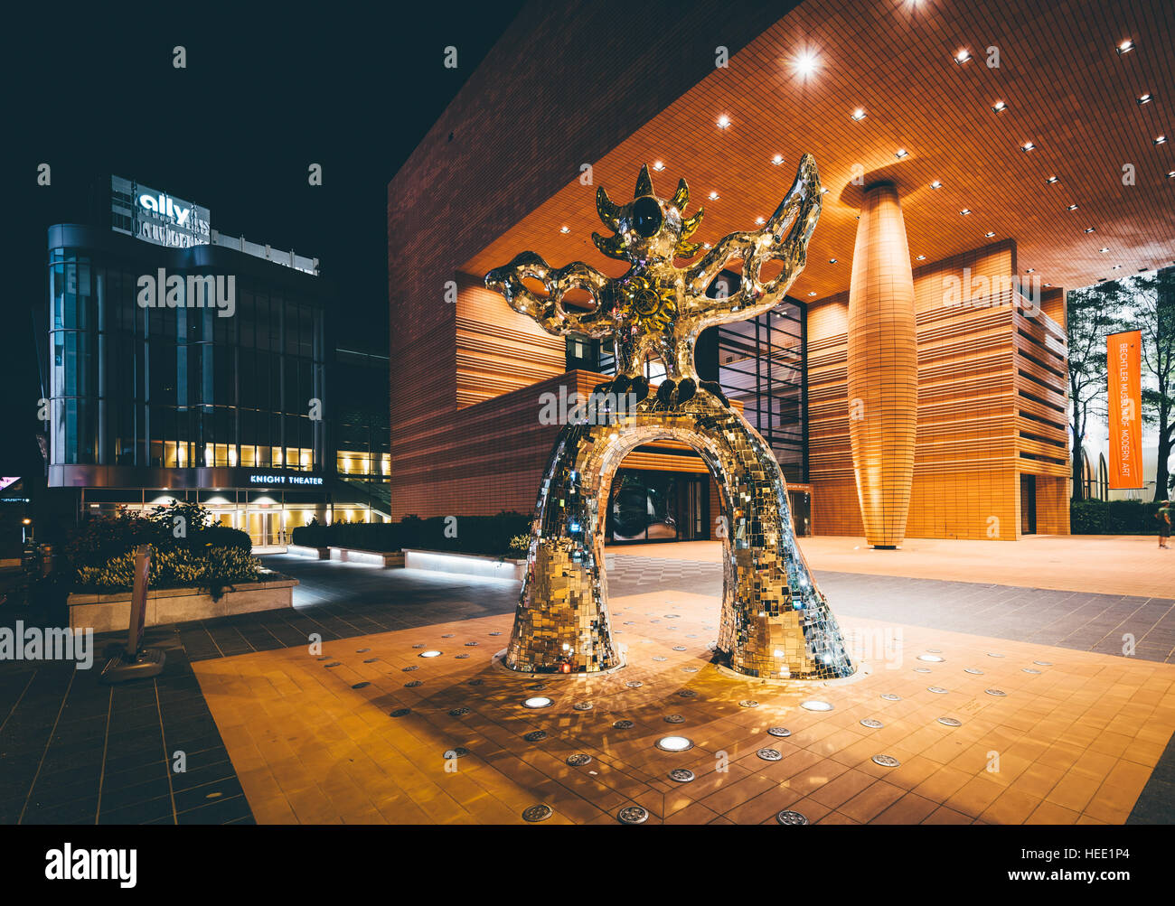 La sculpture et Bechtler Museum of Modern Art de nuit, dans les quartiers chics de Charlotte, Caroline du Nord. Banque D'Images