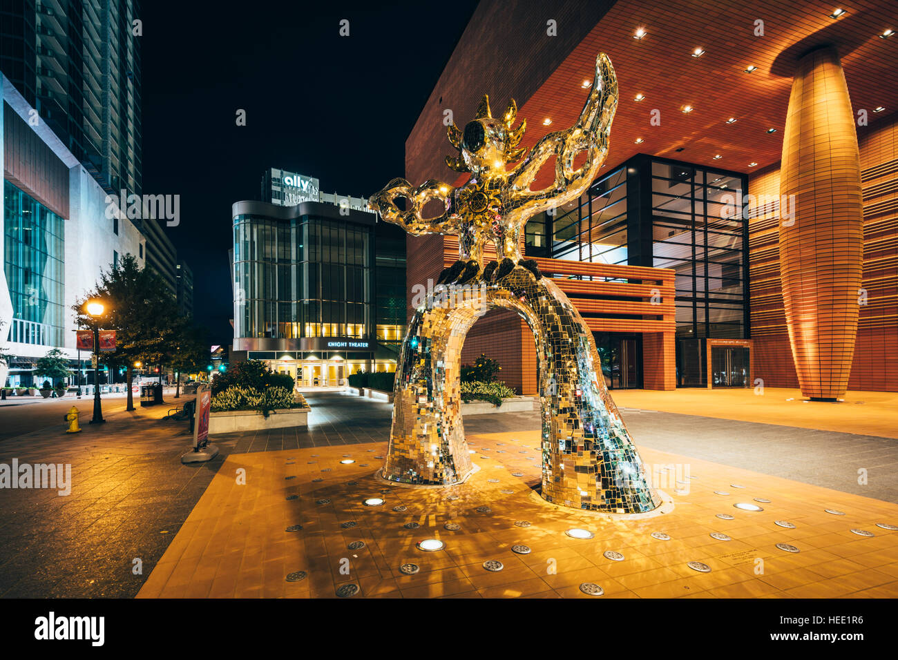La sculpture et Bechtler Museum of Modern Art de nuit, dans les quartiers chics de Charlotte, Caroline du Nord. Banque D'Images