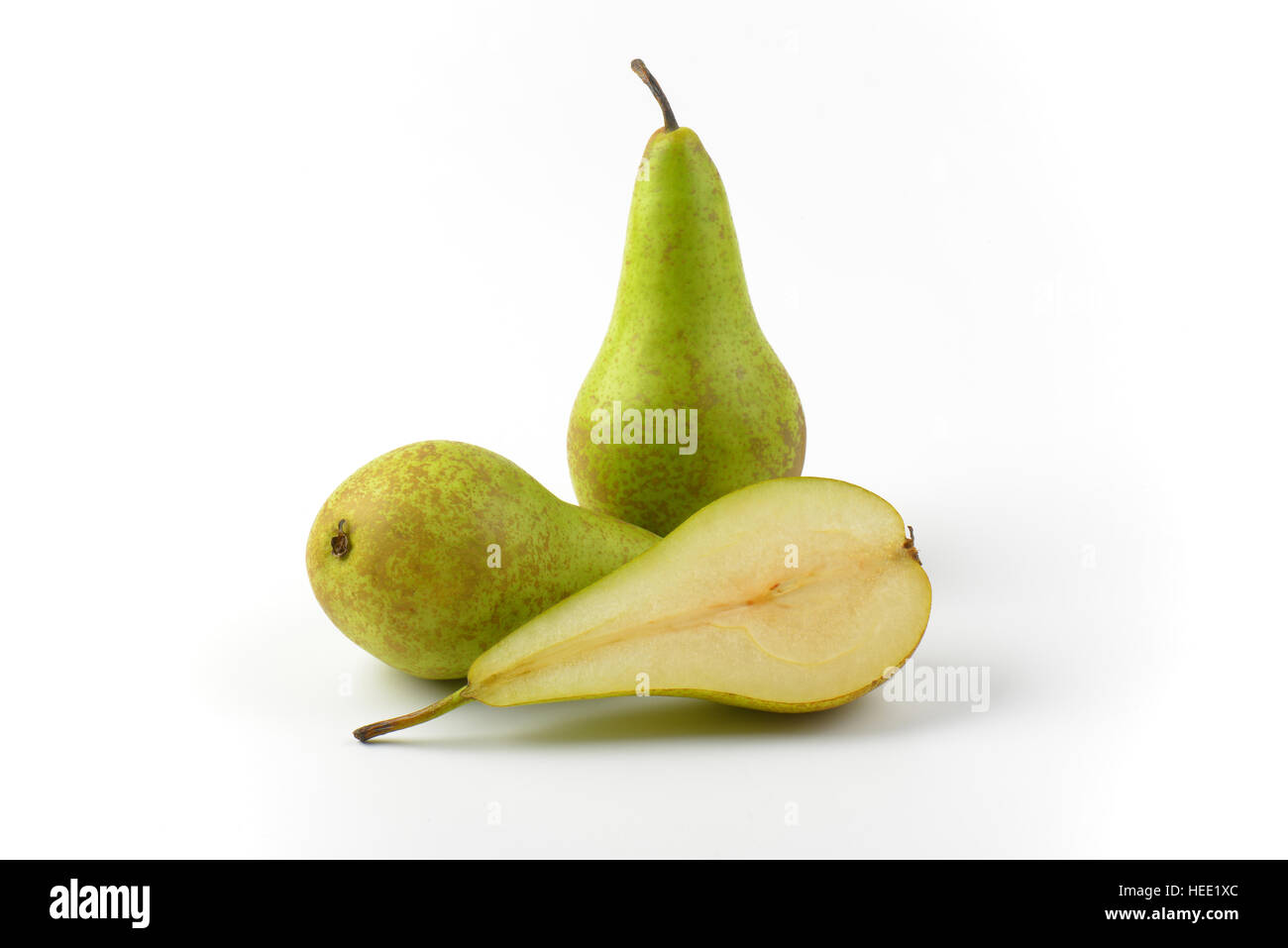 Deux poires vertes frais entier et la moitié Banque D'Images