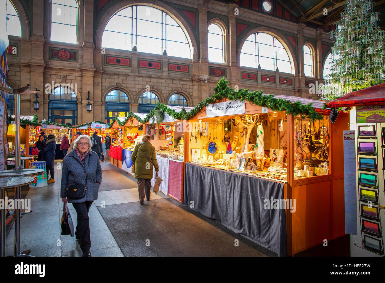 Marché de Noel à Zurich gare avec Swarovski célèbre arbre de Noël dans l'arrière-plan Banque D'Images