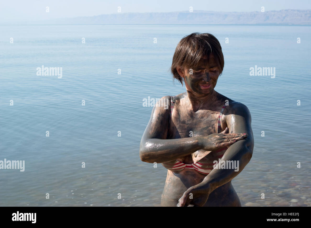 Femme l'application de boue de la Mer Morte soins du corps traitements Banque D'Images