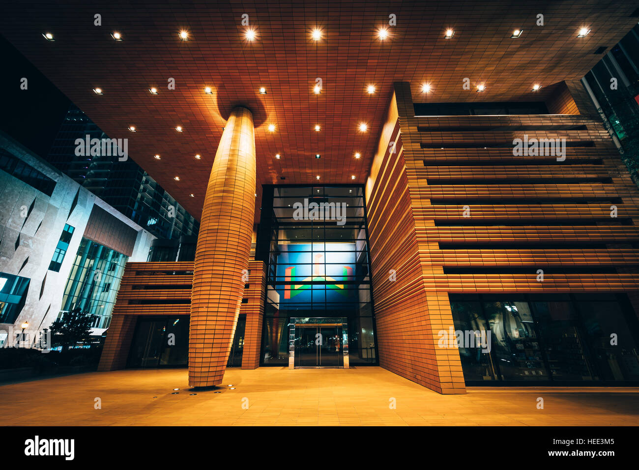 L'extérieur de l'Bechtler Museum of Modern Art de nuit, dans les quartiers chics de Charlotte, Caroline du Nord. Banque D'Images