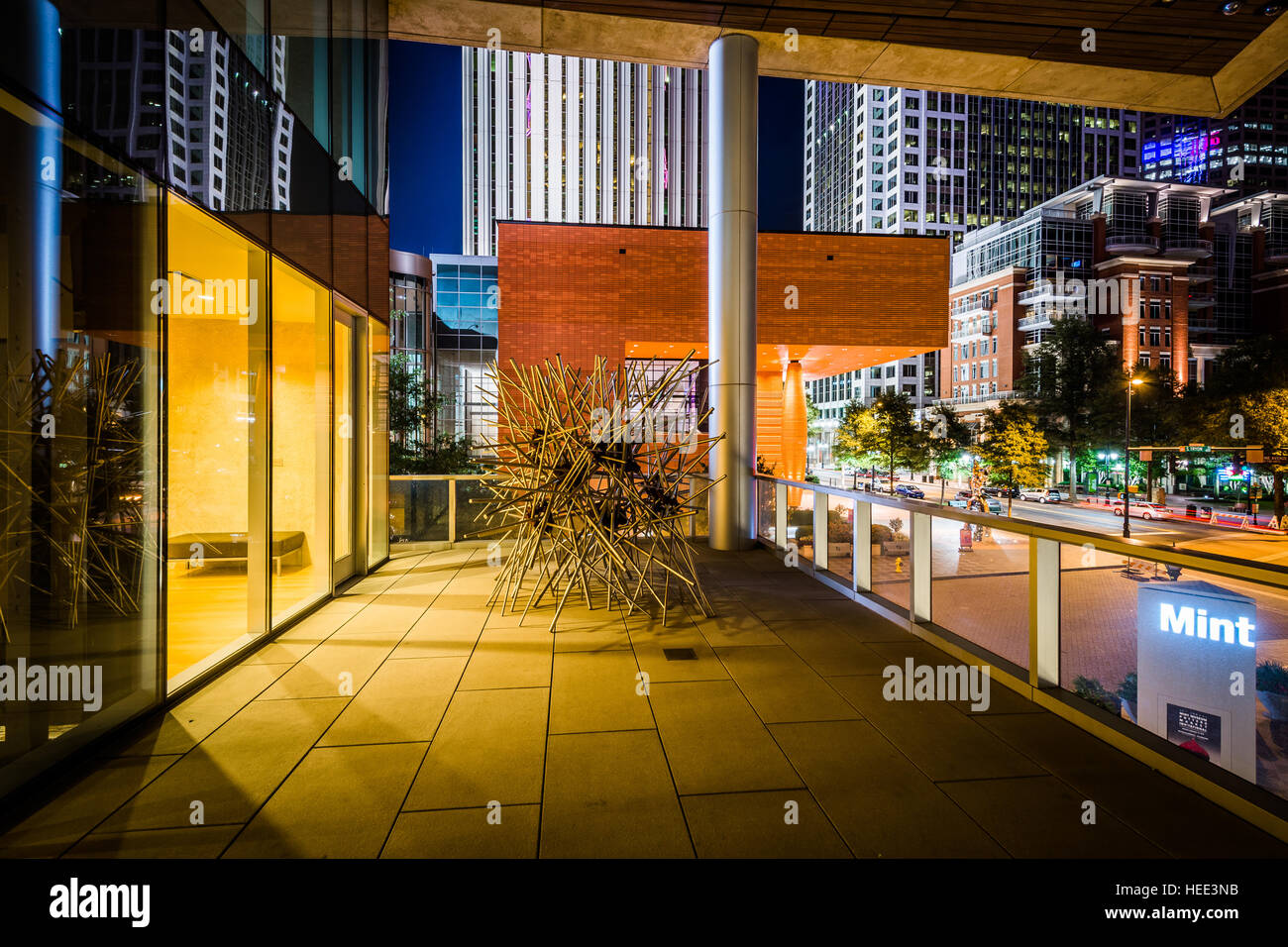 L'extérieur de la Musée de la monnaie la nuit, dans les quartiers chics de Charlotte, Caroline du Nord. Banque D'Images