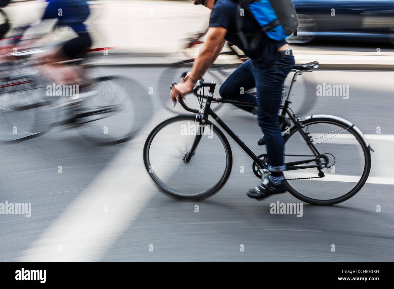 Bicycle Rider en ville dans le motion blur Banque D'Images