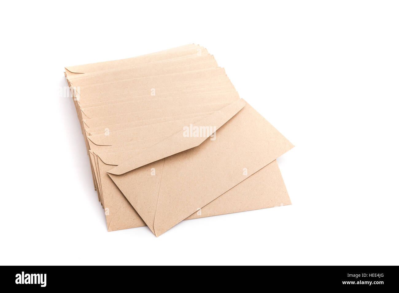 Nouvelle enveloppe brune isolé sur fond blanc Banque D'Images