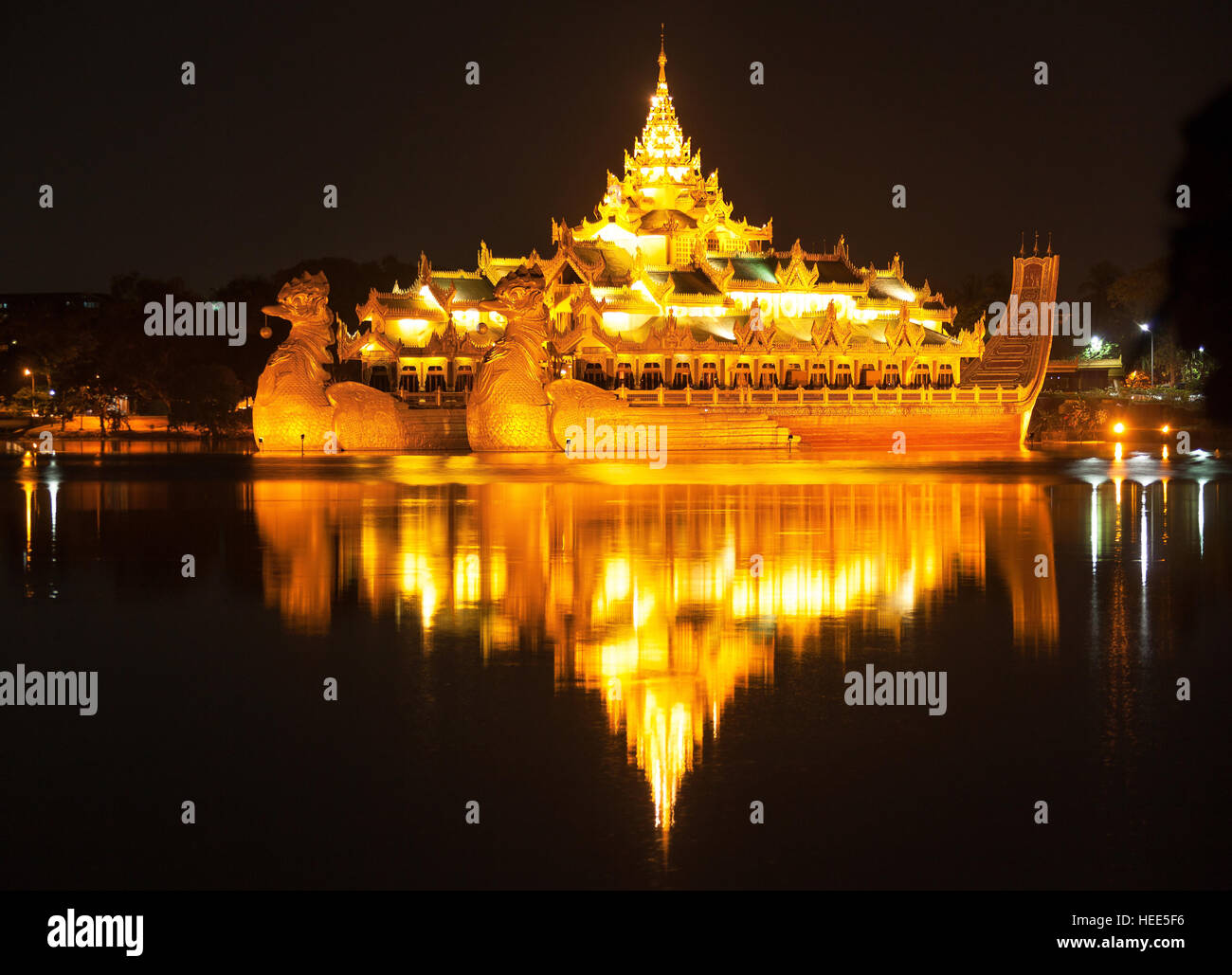 Palais Karaweik de nuit, Yangon, Myanmar Banque D'Images