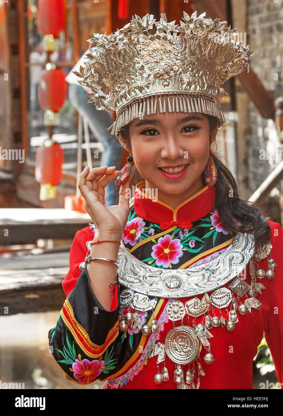LIJIANG, CHINE - le 16 septembre 2014 non identifié : tribu Euroraum Naxi girl pose pour la caméra dans centre historique de Lijiang, Chine Le Septembre Banque D'Images