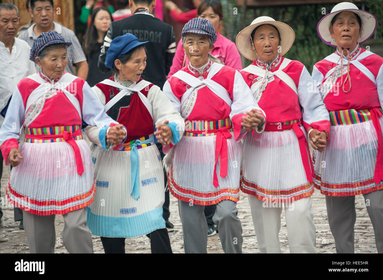 LIJIANG, CHINE - le 17 septembre 2014 : femmes Euroraum Naxi traditionnel danse ethnique danse sur la place de parc central de la ville de Lijiang, Chine à Septembre Banque D'Images