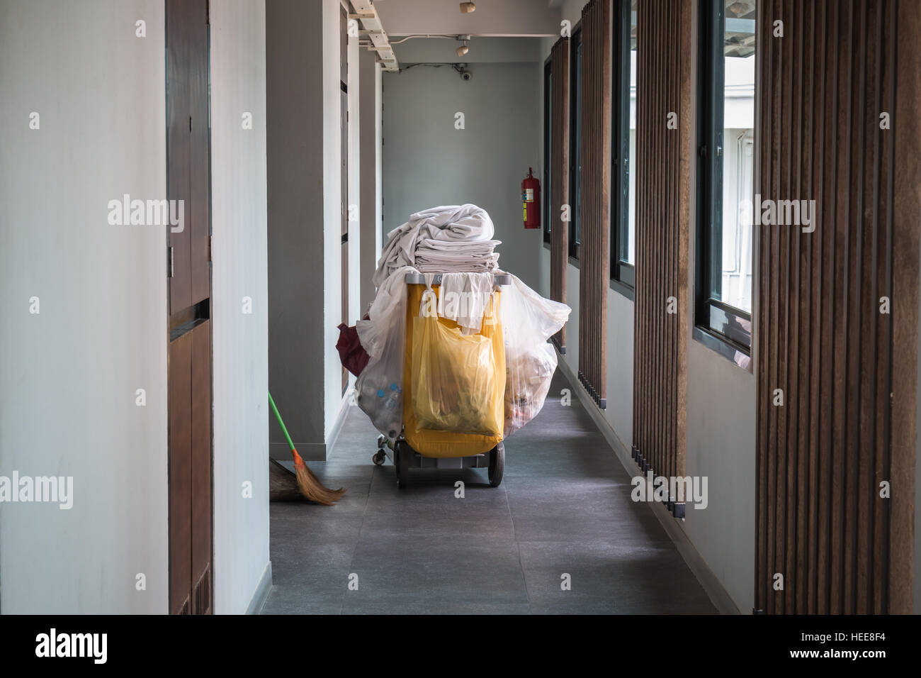 Maid's panier avec une serviette dans le corridor de l'hôtel Banque D'Images