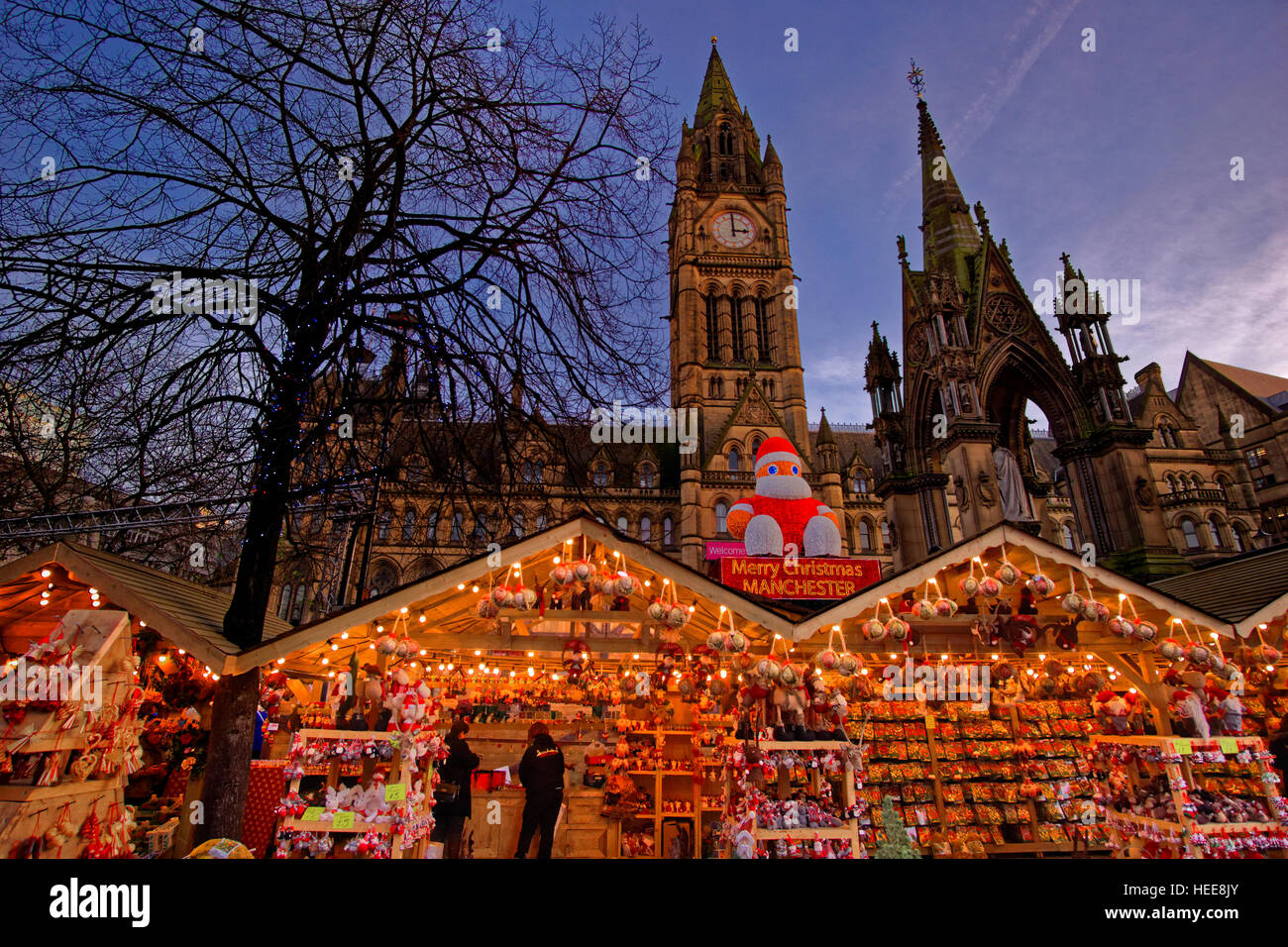 Marché de Noël de Manchester et de la mairie à l'Albert Square, le centre-ville de Manchester, Greater Manchester. L'Angleterre. UK Banque D'Images