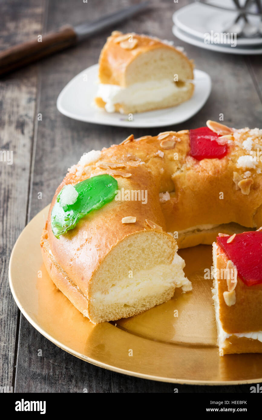 Typique espagnol "gâteau de l'épiphanie Roscon de Reyes", sur fond de bois Banque D'Images