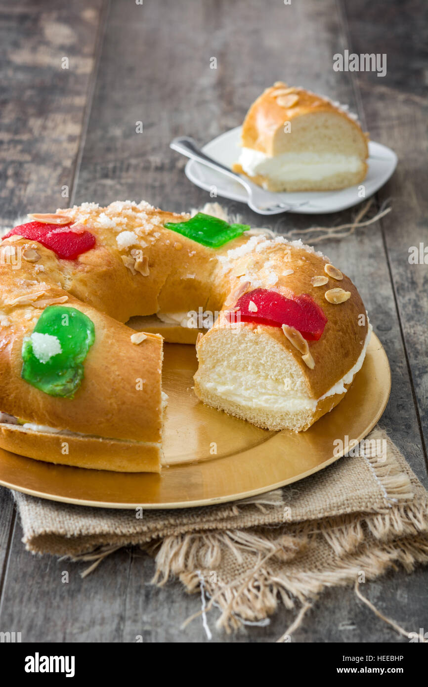 Typique espagnol "gâteau de l'épiphanie Roscon de Reyes", sur fond de bois Banque D'Images