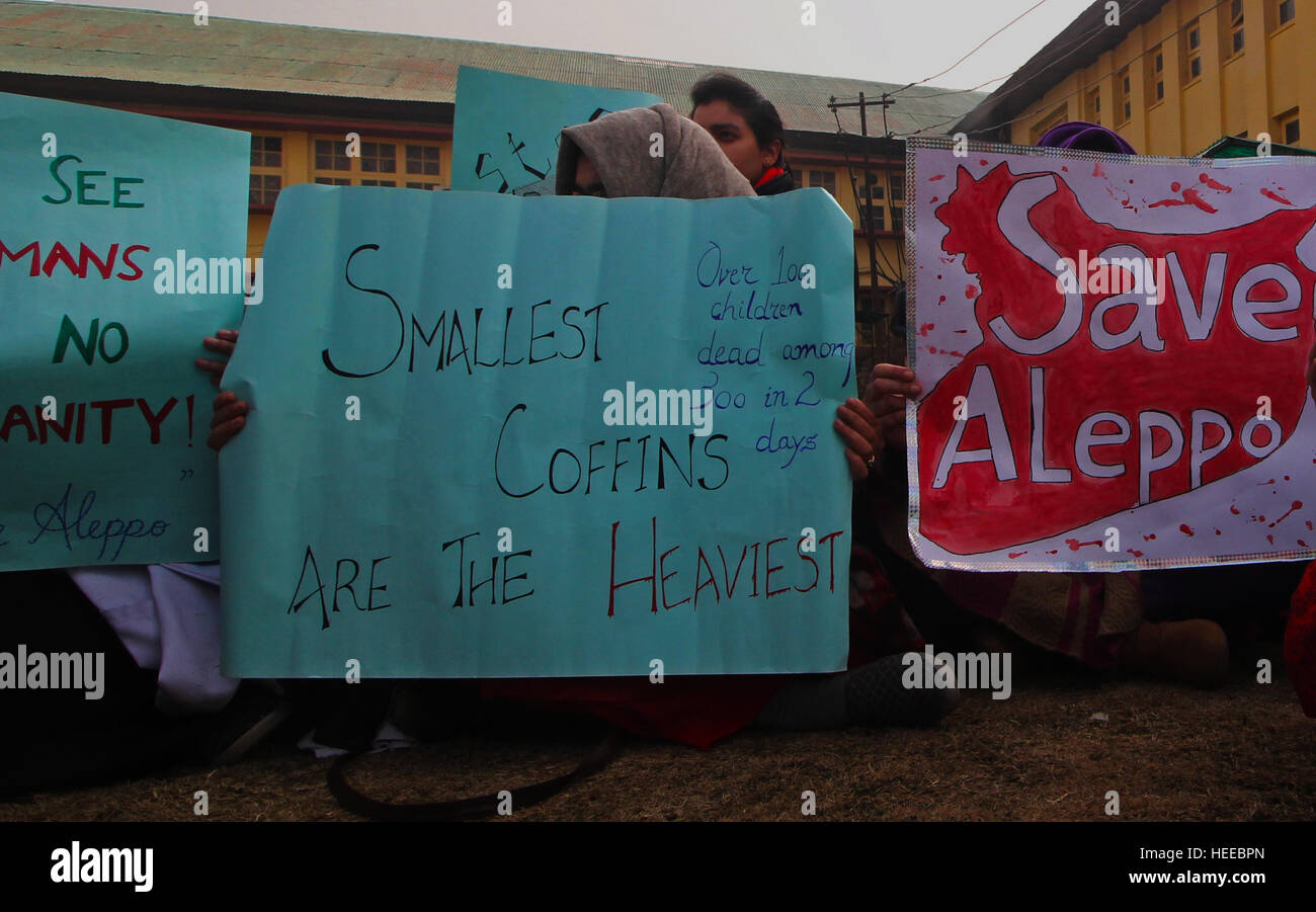 Srinagar, au Cachemire, en Inde. 18Th Oct, 2016. Les élèves de collège médical gouvernement tenir des pancartes au cours d'une manifestation de Srinagar, la capitale d'été du Cachemire sous contrôle indien le 20 décembre 2016. Les manifestants ont été appelant à la fin de l'attentat ravagée par la guerre à Alep, Syrie. © Faisal Khan/Pacific Press/Alamy Live News Banque D'Images