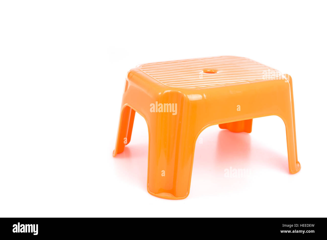 Mini traditionnel orange chaise en plastique quatre jambes isolé sur fond blanc Banque D'Images