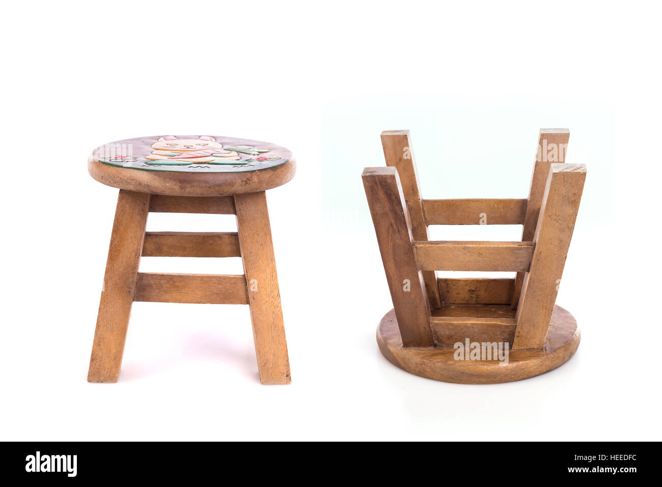 Mini traditionnelle quatre jambes chaise en bois isolé sur fond blanc Banque D'Images
