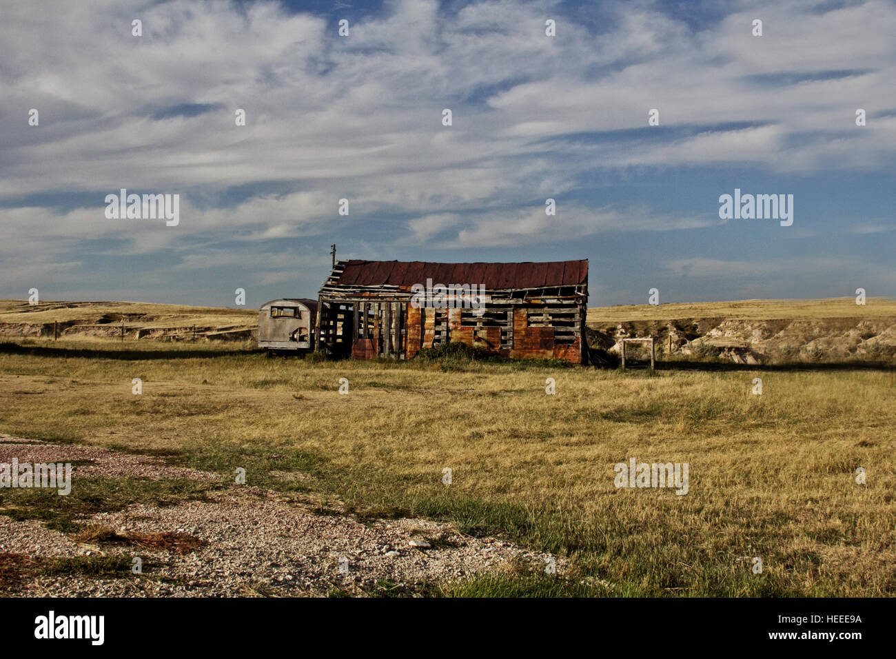 Bâtiment abandonné et remorque sur les plaines de l'ouest du Nebraska Banque D'Images