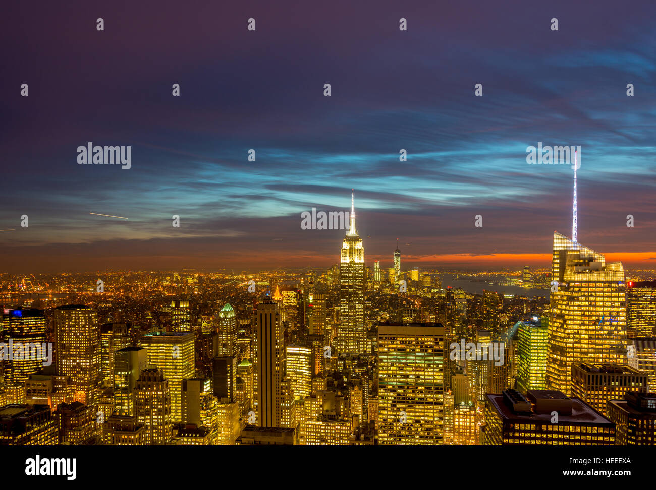 Vue de la nuit de New York Manhattan pendant le coucher du soleil Banque D'Images