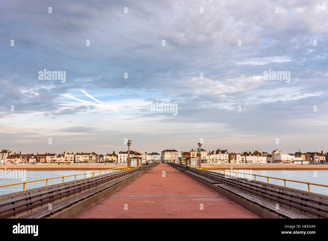 Anglais ville côtière de s'occuper vu de l'extrémité de la jetée de Deal. Vue grand angle, ciel nuageux, mer calme. Tôt le matin. Pier déserté. Banque D'Images